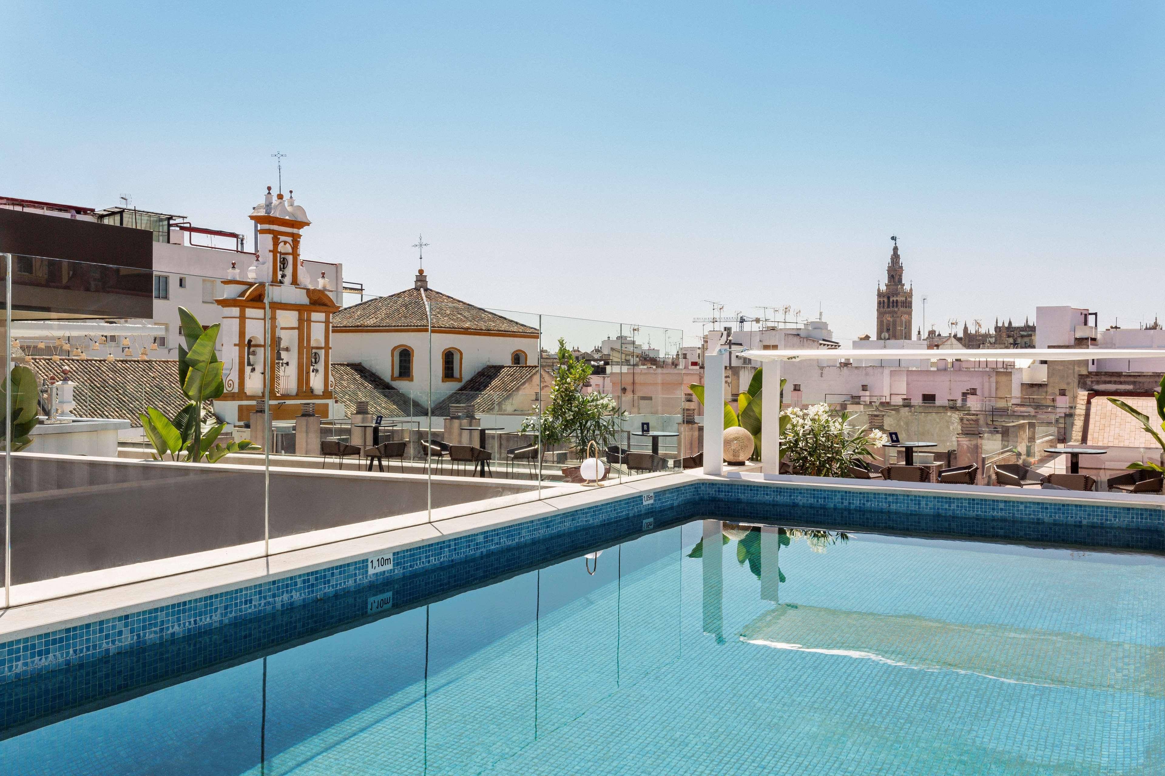 Radisson Collection Hotel, Magdalena Plaza Sevilla Exteriér fotografie Rooftop pool at Hotel Casa 1800