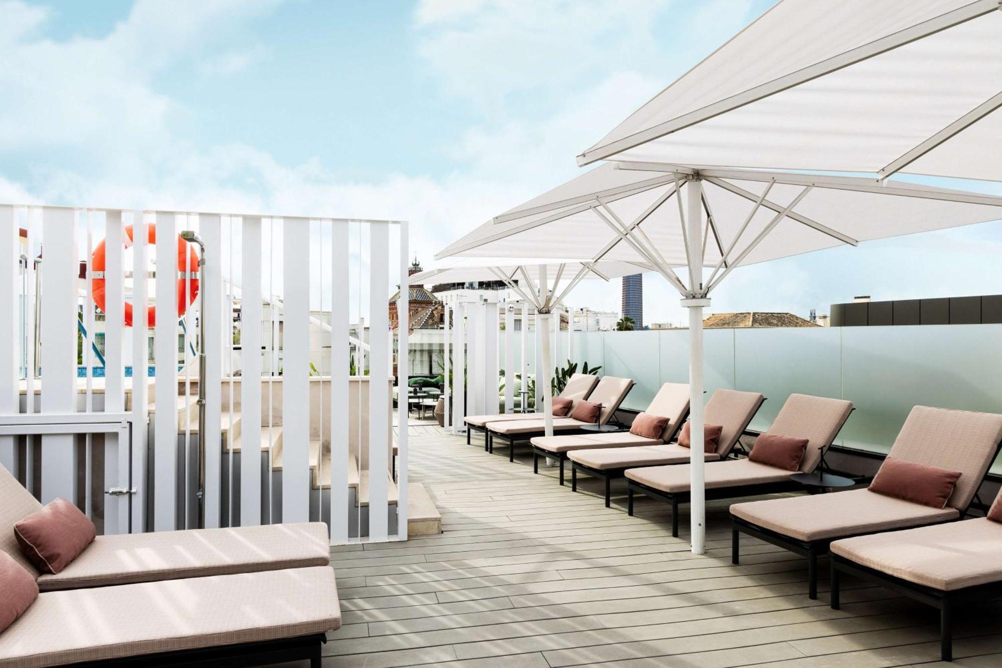 Radisson Collection Hotel, Magdalena Plaza Sevilla Exteriér fotografie The rooftop pool at the hotel